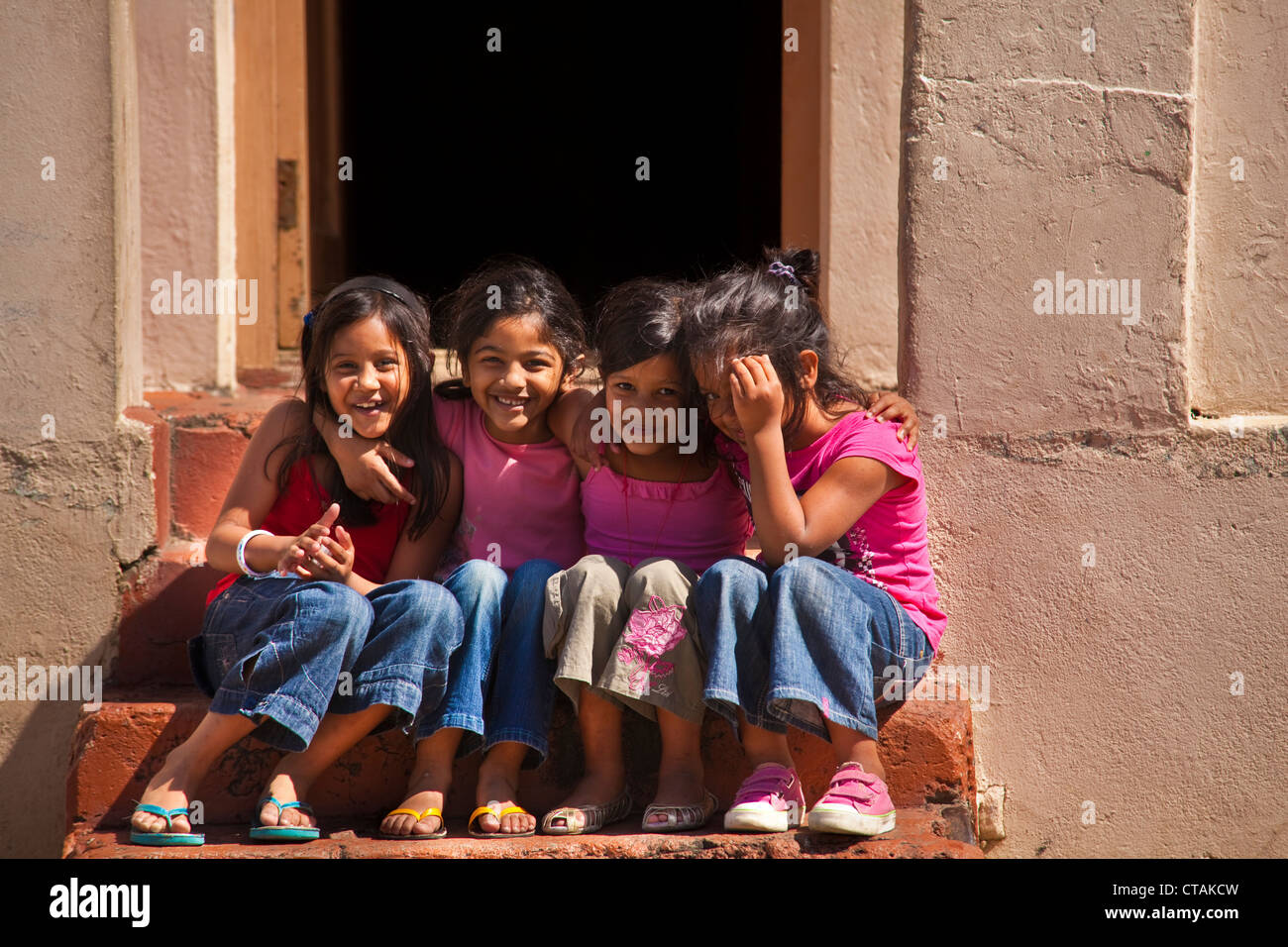 Groupe de quatre filles à Bo Kaap quartier de Malay, Cap, Cap Ouest, Afrique du Sud, l'Afrique Banque D'Images