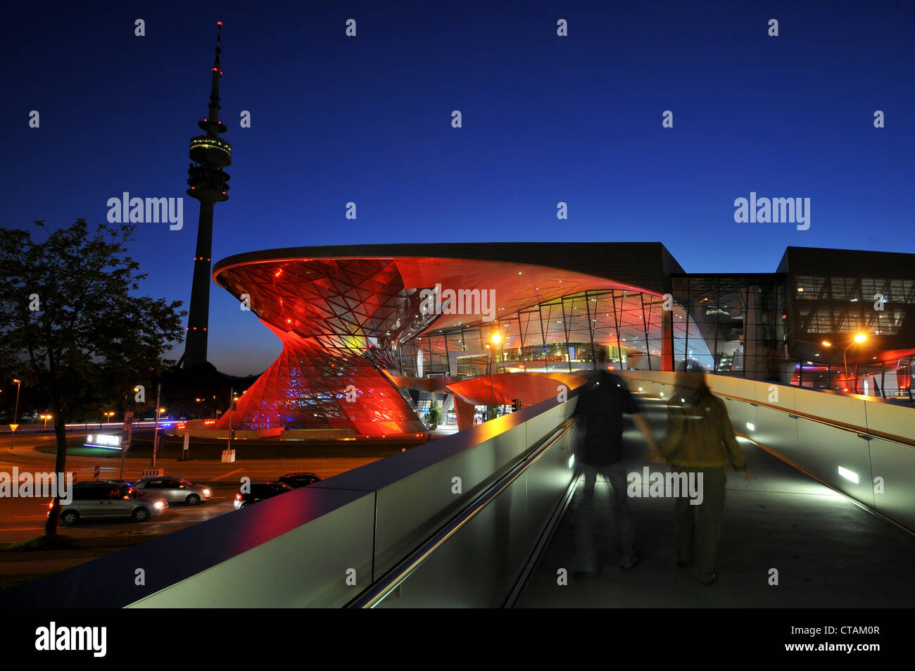 BMW-monde et Olympia tour à l'Olympiapark de nuit, Munich, Allemagne Banque D'Images