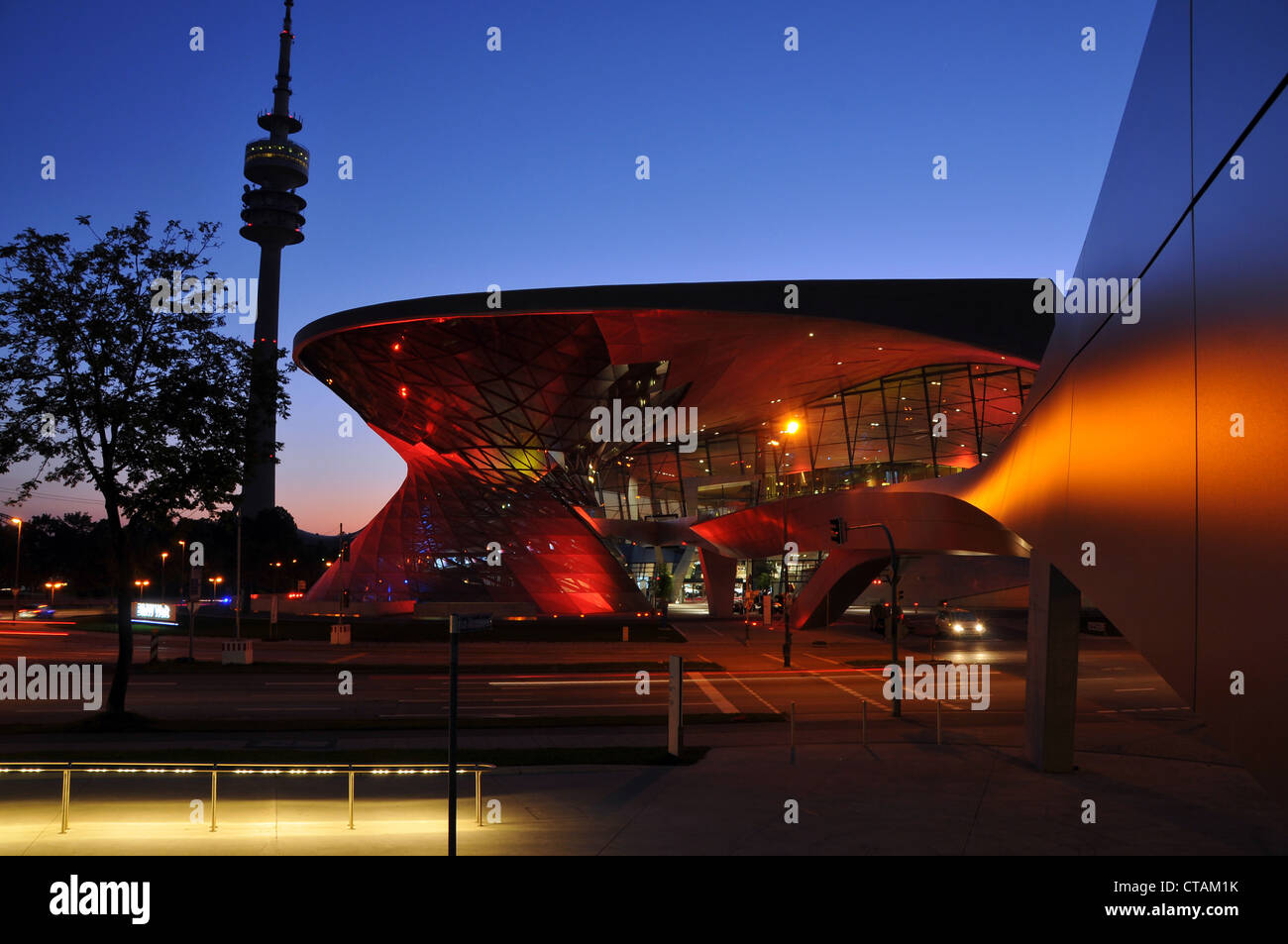 BMW-monde et Olympia tour à l'Olympiapark dans la lumière du soir, Munich, Allemagne Banque D'Images