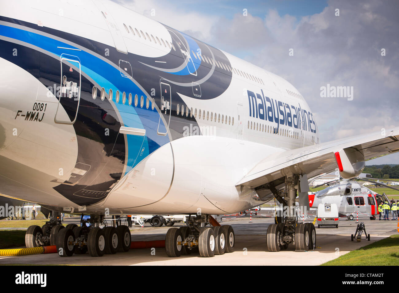 Farnborough International Airshow 2012. Malaysia Airlines Airbus A380 pendant un vol d'affichage. Banque D'Images