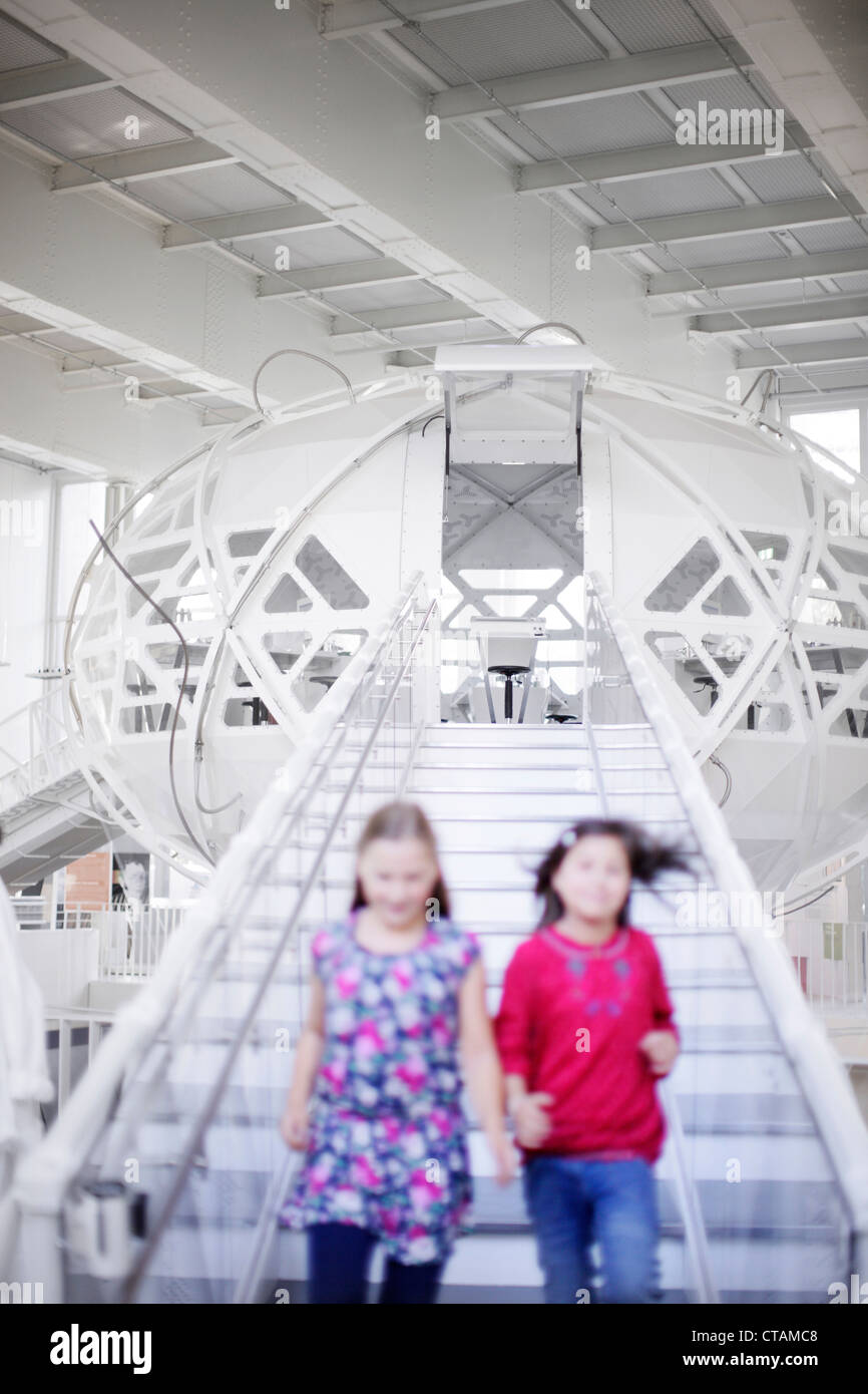 Famille dans le Deutsches Museum, Musée Allemand, Centre pour les nouvelles technologies, Munich, Bavière, Allemagne Banque D'Images