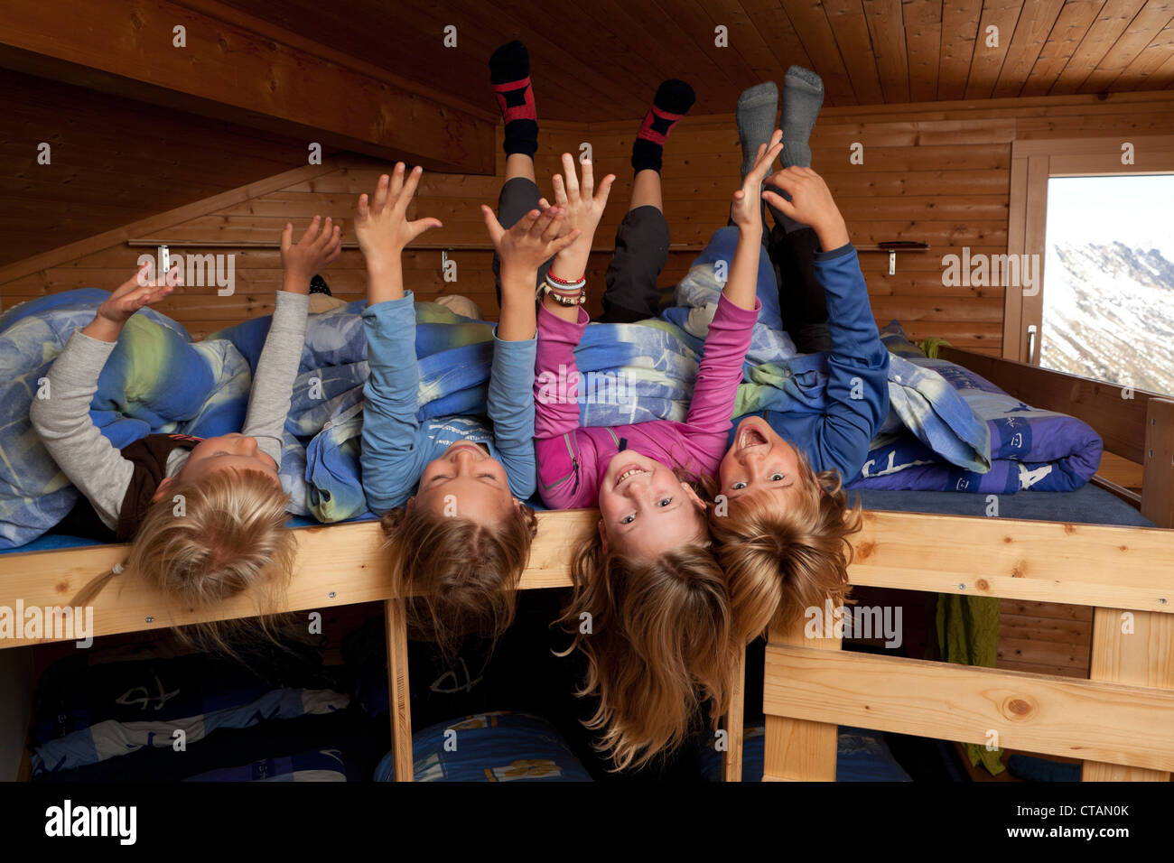 Enfants, trois filles et un garçon dans un dortoir d'un refuge de montagne, le Sewenhut Alpine-Club, canton suisse, Uri, Suisse Banque D'Images