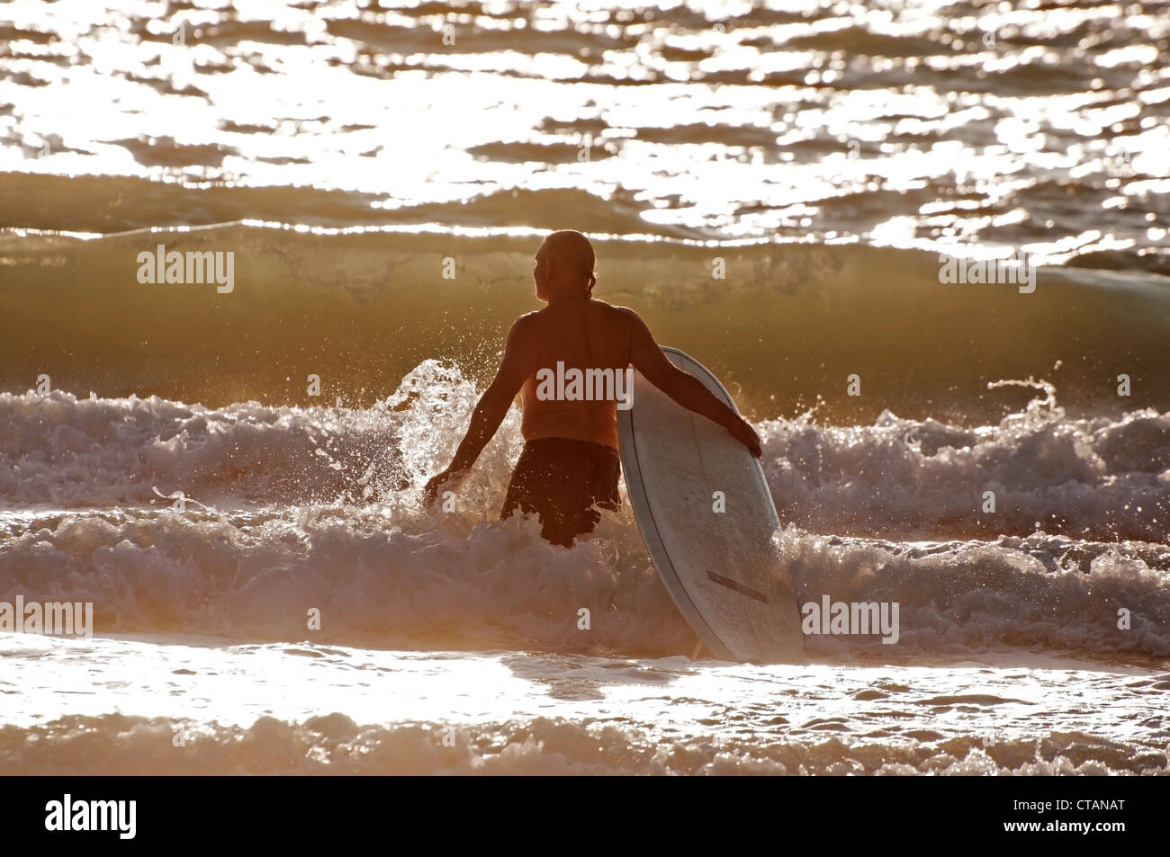 Bénéficiant d'un surfeur coucher du soleil baigner dans le golfe du Mexique à Naples en Floride. Banque D'Images