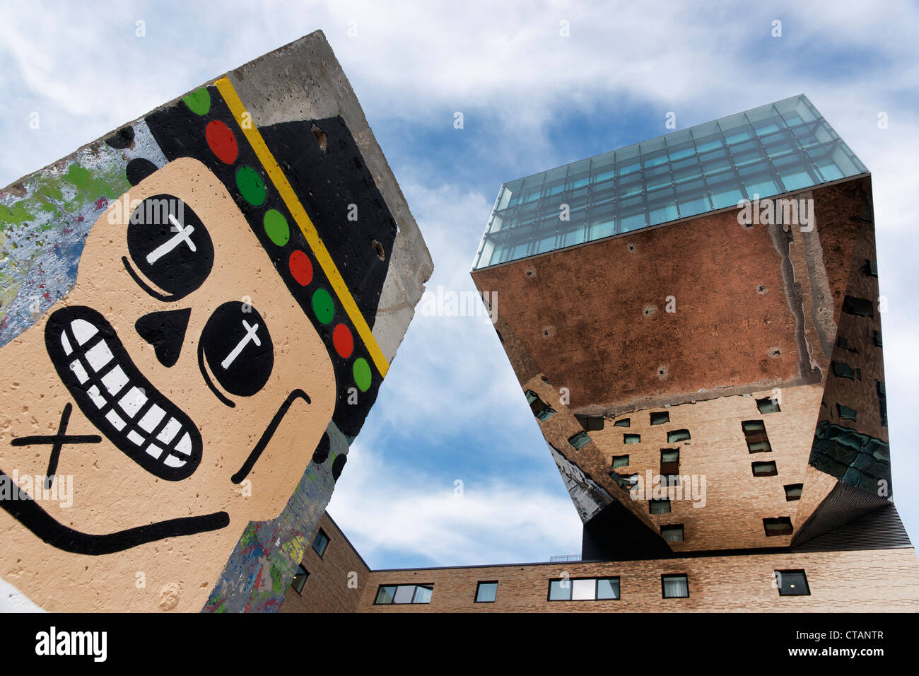 Morceau du mur de Berlin, la musique et Livestile nhow Hotel Berlin, Berlin Friedrichhain, Berlin, Germany, Europe Banque D'Images