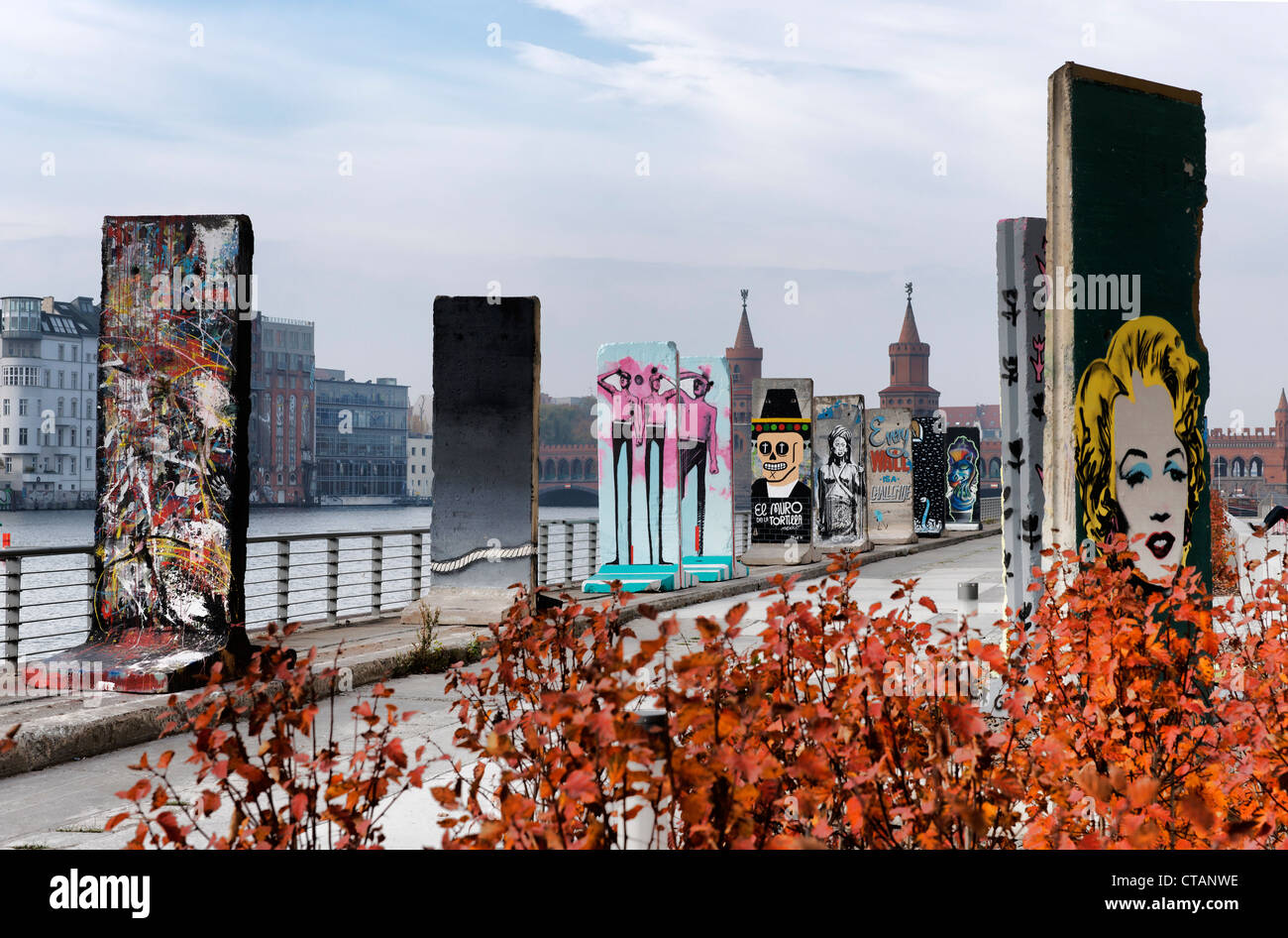 Des morceaux de mur de Berlin avec Graffiti, Berlin, Friedrichhain Spree, Top Tree Bridge, Berlin, Germany, Europe Banque D'Images