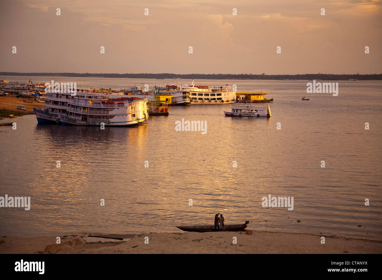 Les pêcheurs en pirogue et Amazon bateaux de rivière au coucher du soleil, Manaus, Amazonas, Brésil, Amérique du Sud Banque D'Images