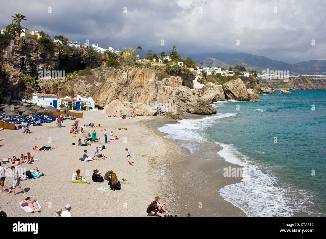 Les Gens Sur La Plage De Nerja Sur La Costa Del Sol Par La