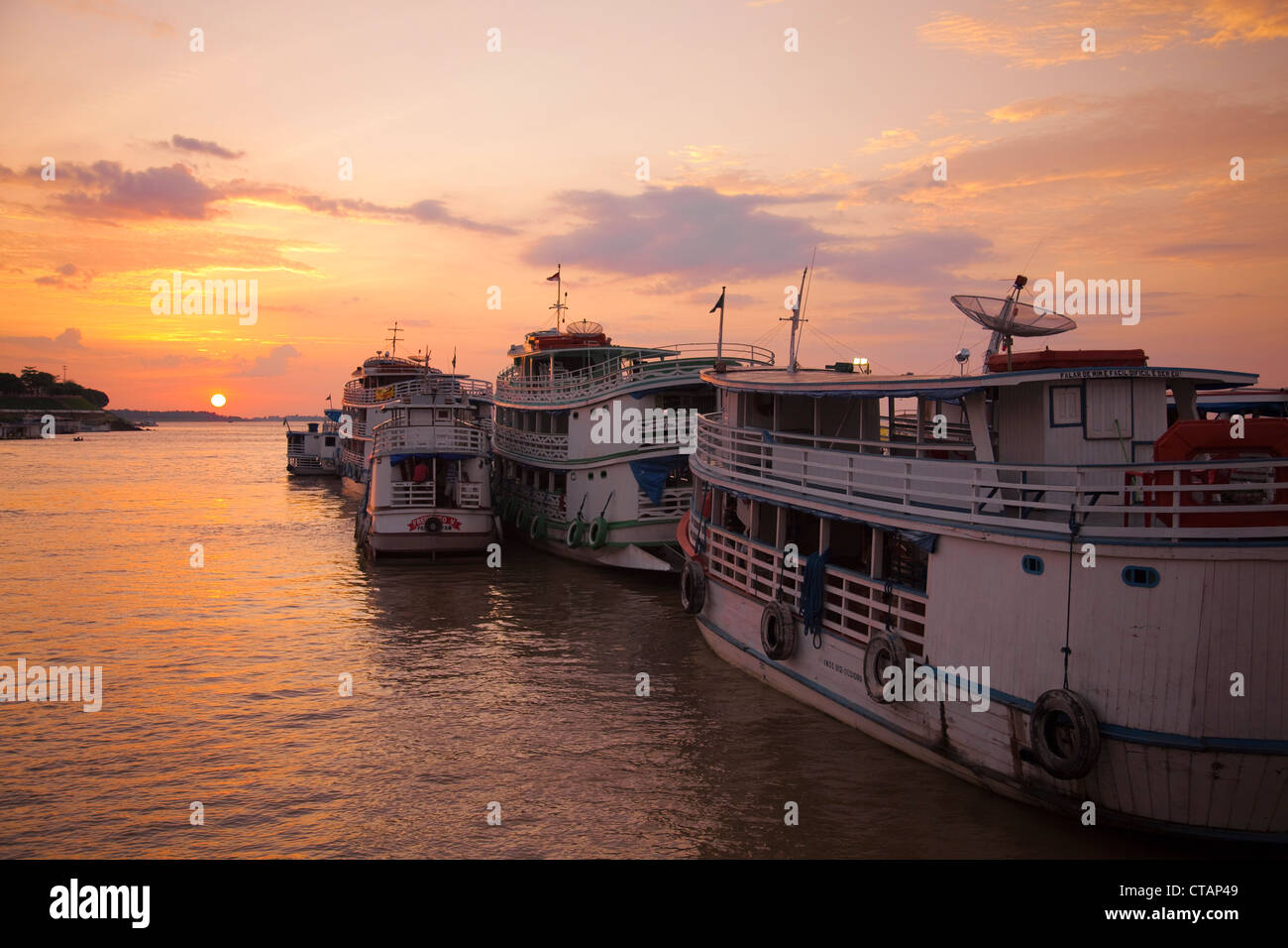 Amazon bateaux de rivière au coucher du soleil, Tarente, Amazonas, Brésil, Amérique du Sud Banque D'Images