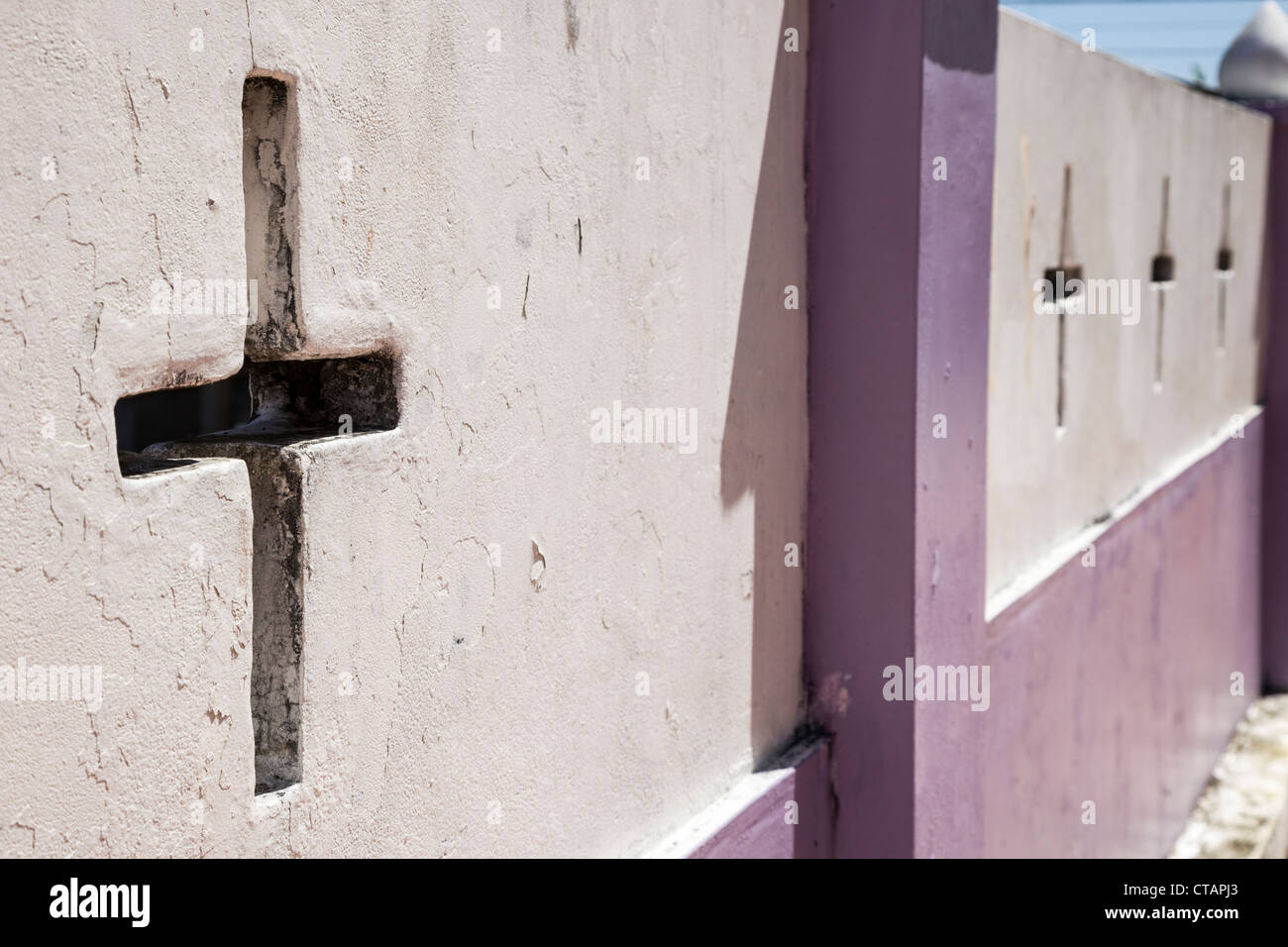 Traverse le mur extérieur de la cimetière municipal sur l'Île de Colon, Bocas del Toro, PANAMA. Banque D'Images