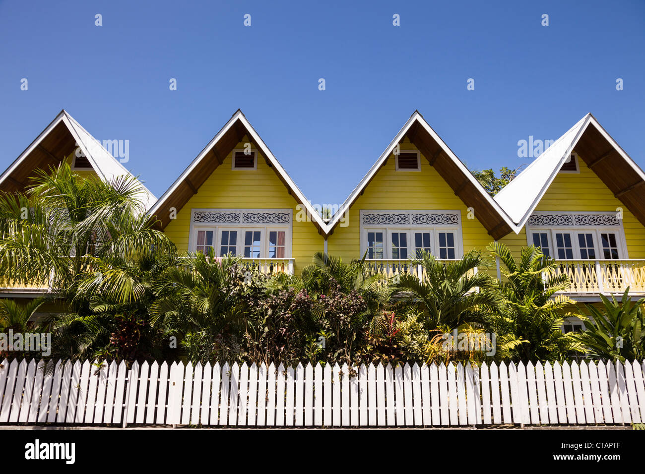 Hôtel jaune vif sur l'Île de Colon, Bocas del Toro, PANAMA. Banque D'Images