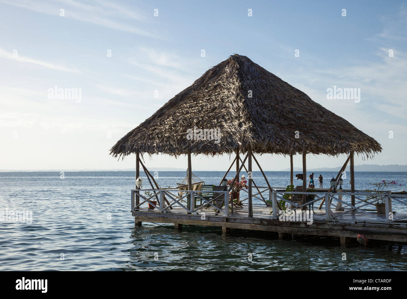 Dock avec toit de chaume sur la mer des Caraïbes à l'Île de Colon, Bocas del Toro, PANAMA. Banque D'Images