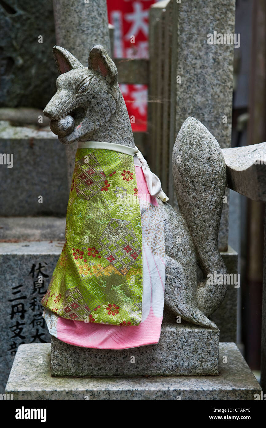 Une statue d'un chaton (esprit renard) au sanctuaire de Fushimi Inari-taisha, Kyoto, Japon. Ce sont les kami (dieux) du riz, de la fertilité et de l'agriculture Banque D'Images