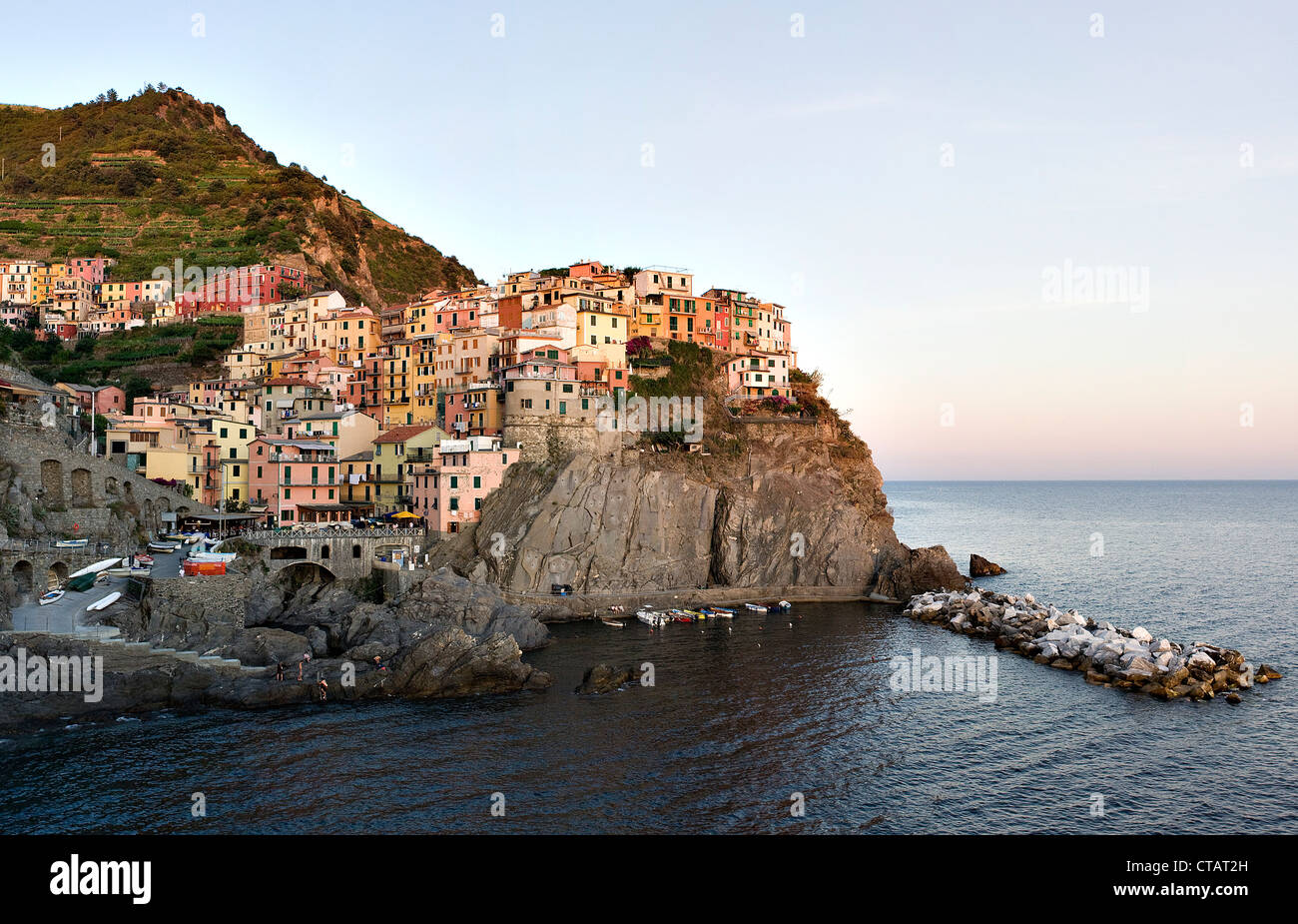 Vue sur la belle ville de Manarola à Cinque Terre, Italie Banque D'Images