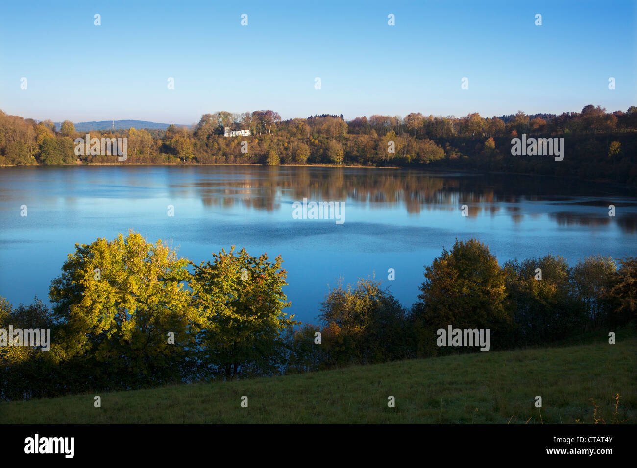 Vue sur Weinfelder Maar / Totenmaar à la chapelle, près de Daun, Eifel, Rhénanie-Palatinat, Allemagne, Europe Banque D'Images