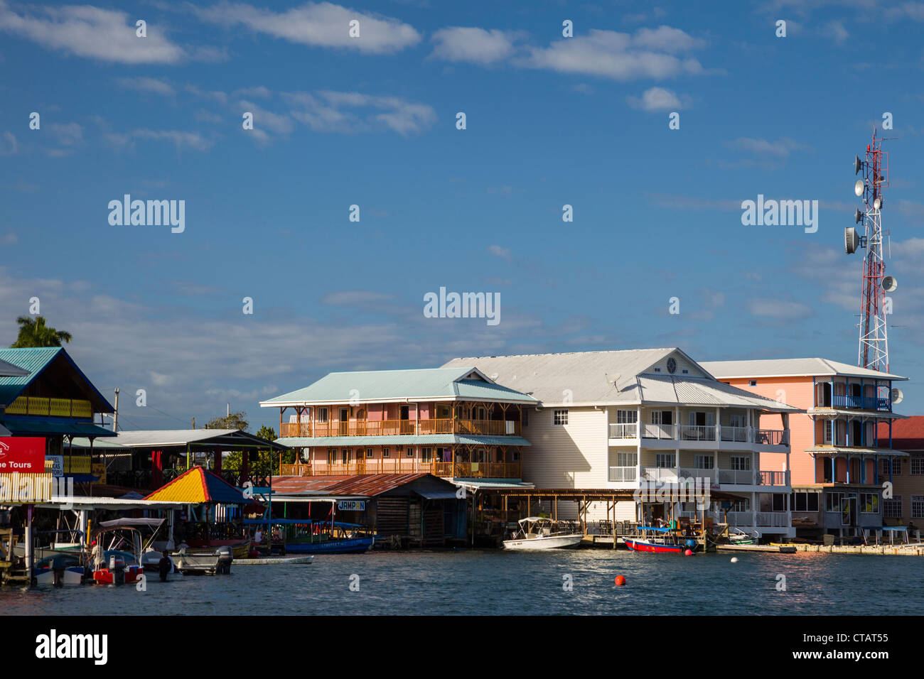 Station hôtels et restaurants à Bocas Town sur l'Île de Colon, Bocas del Toro, PANAMA. Banque D'Images
