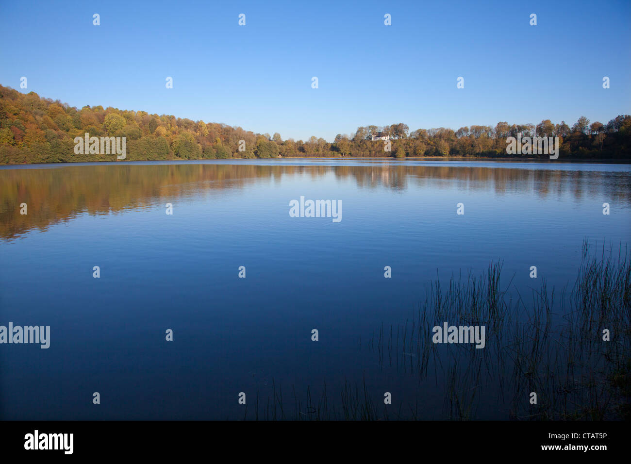 Vue sur Weinfelder Maar / Totenmaar à la chapelle, près de Daun, Eifel, Rhénanie-Palatinat, Allemagne, Europe Banque D'Images