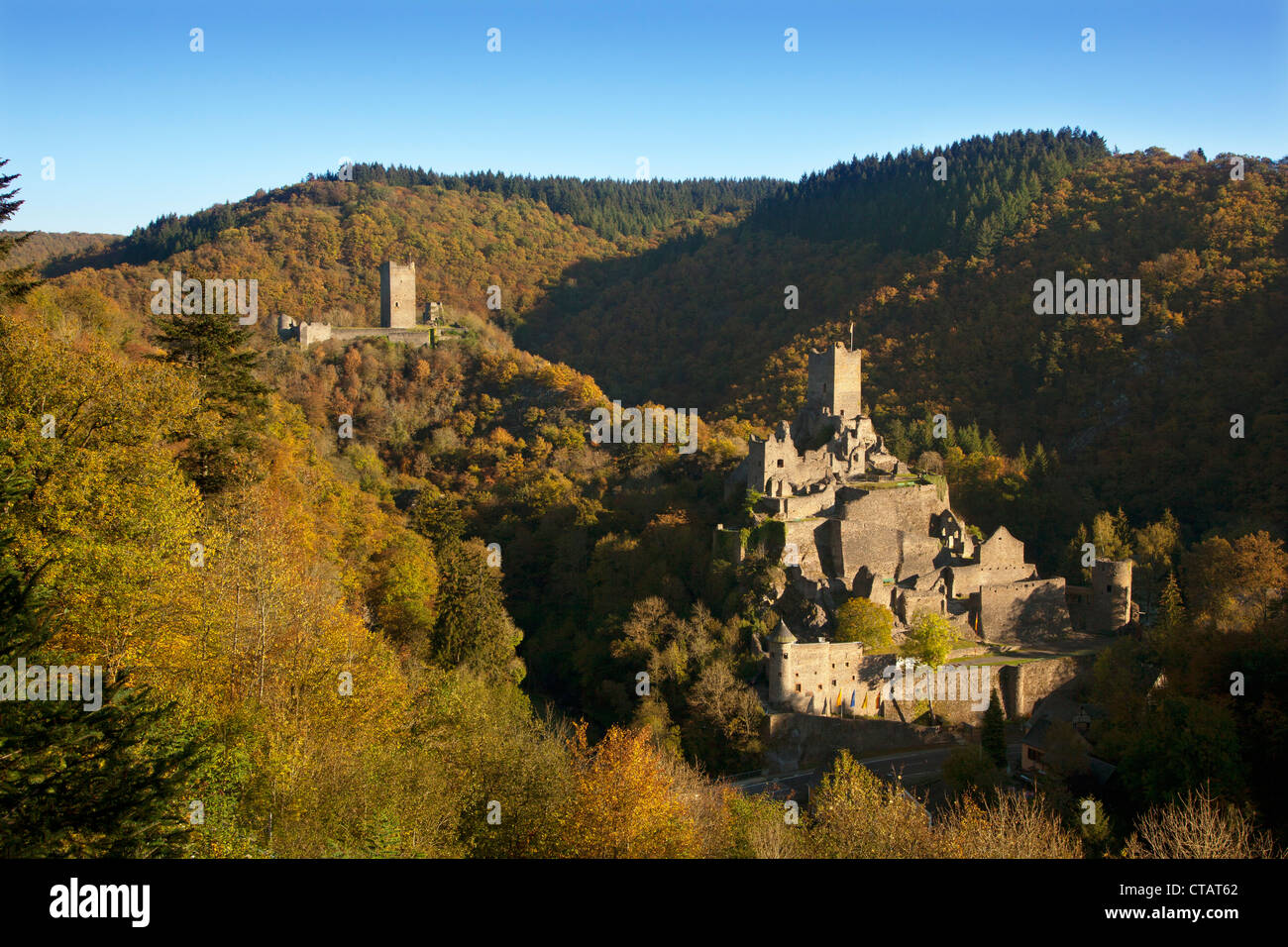 Château de Niederburg Dietikon et dans la lumière du soleil, Eifel, Rhénanie-Palatinat, Allemagne, Europe Banque D'Images