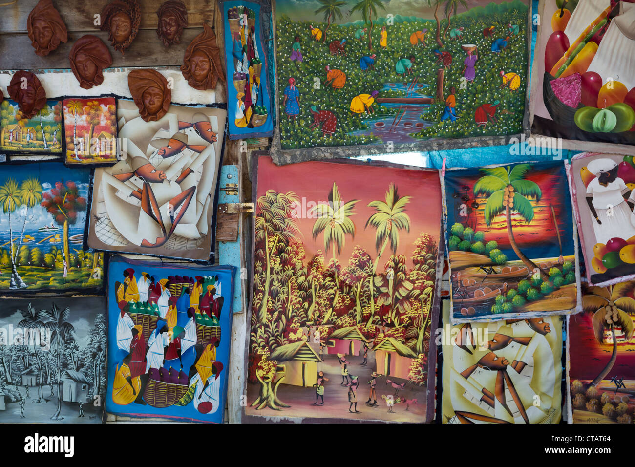 Des tableaux colorés et de l'artisanat sur l'affichage dans Bocas Town sur l'Île de Colon, Bocas del Toro, PANAMA. Banque D'Images