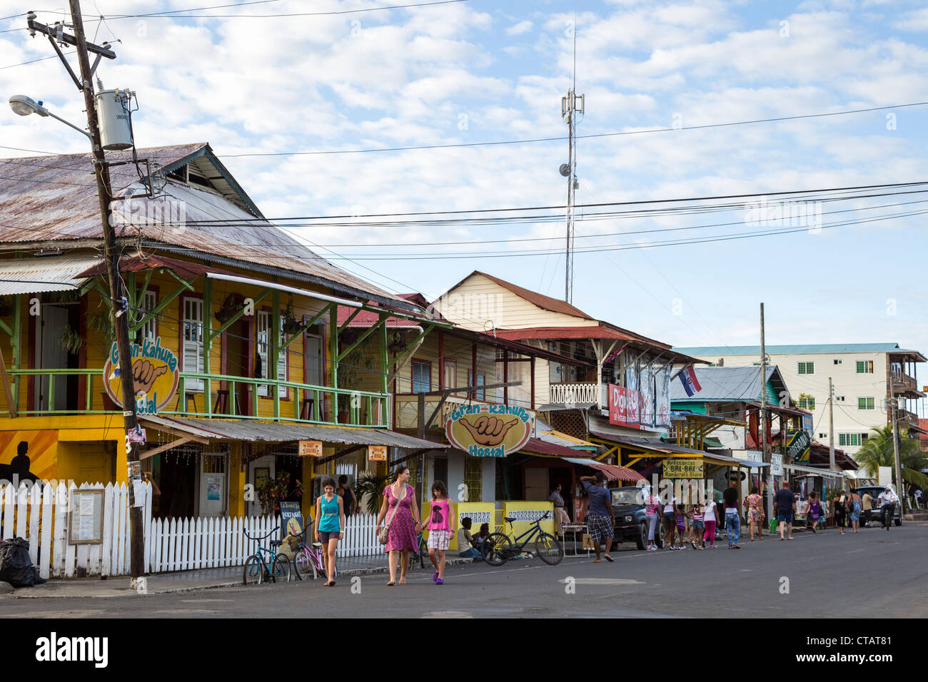Scène de rue à Bocas Town sur l'Île de Colon, Bocas del Toro, PANAMA. Banque D'Images