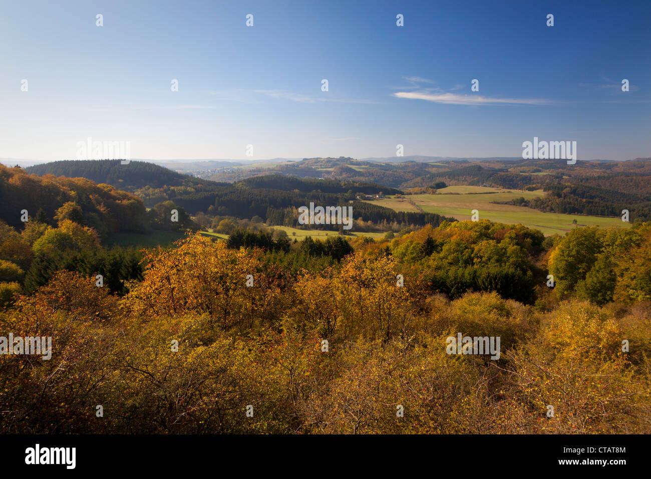 Vue depuis le sentier de randonnée Eifelsteig sur les collines de l'Eifel, près de Daun, Eifel, Rhénanie-Palatinat, Allemagne, Europe Banque D'Images