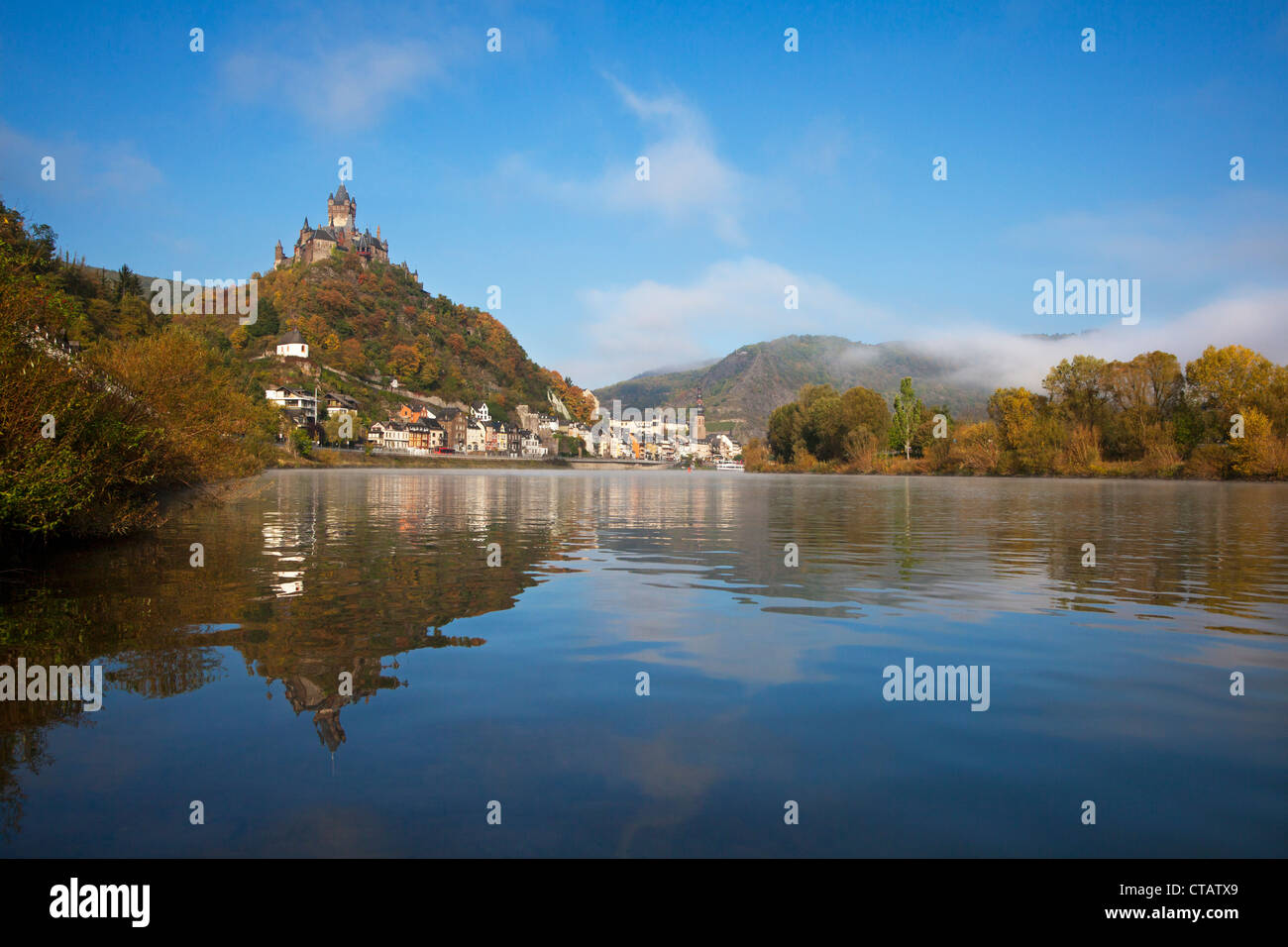 Vue sur Moselle sur le château Reichsburg Cochem, Rhénanie-Palatinat, Allemagne, Europe Banque D'Images