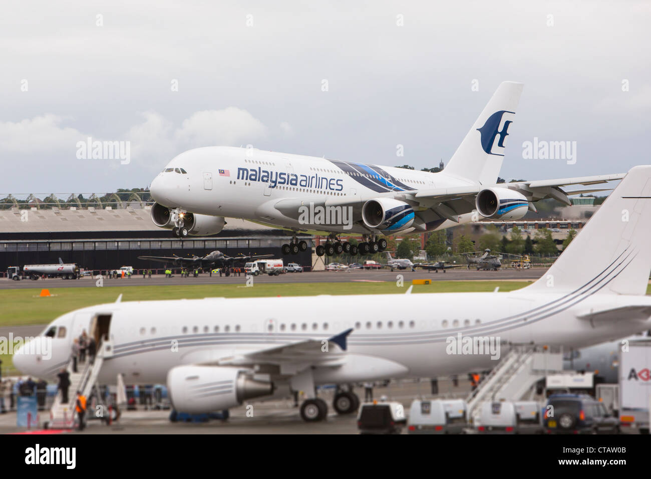 Farnborough International Airshow 2012. Malaysia Airlines Airbus A380 pendant un vol d'affichage. Banque D'Images