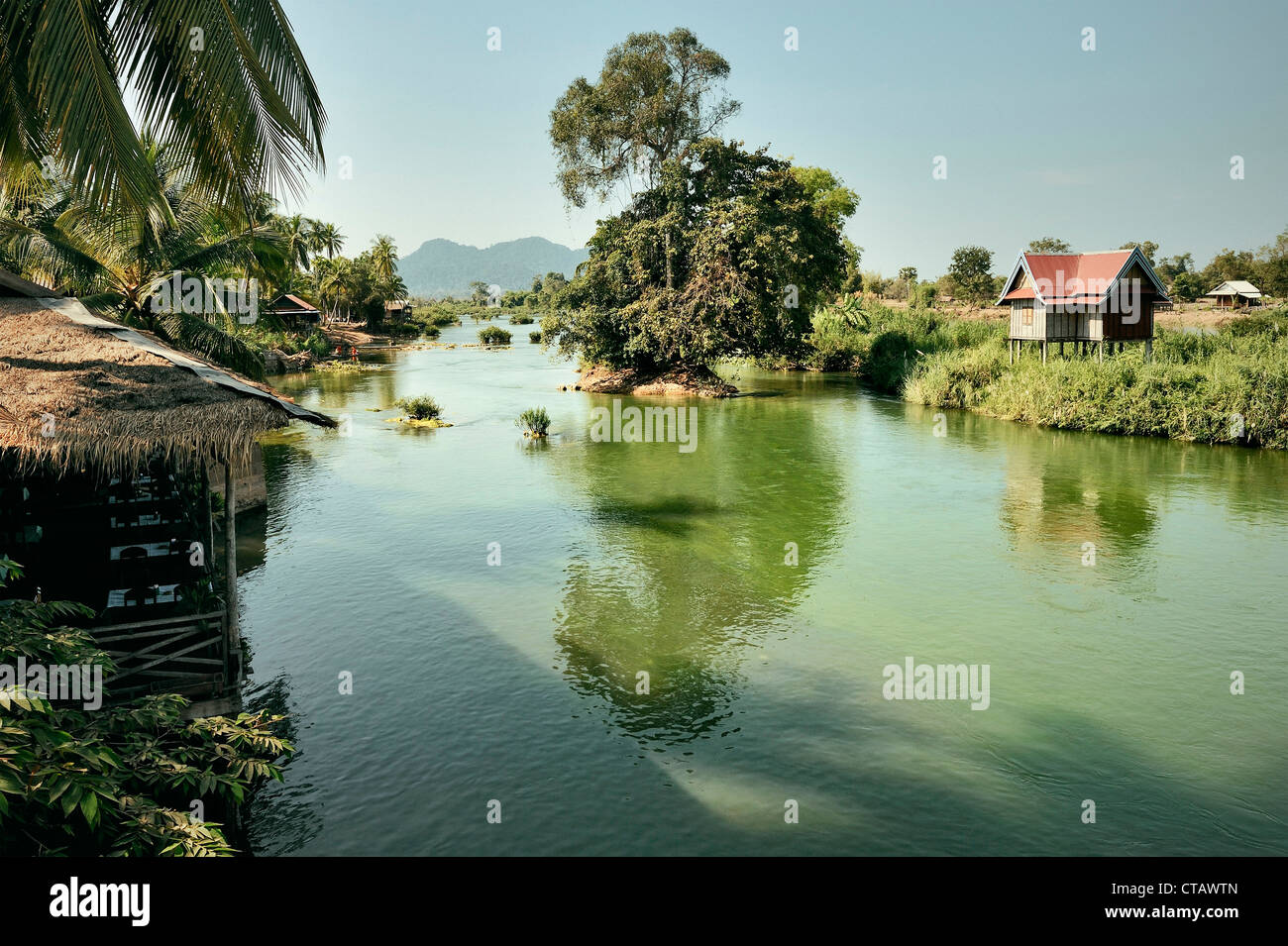Les villages le long de la rivière du Mékong, Don Khon, 4000 Îles de Si Phan Don, au Laos Banque D'Images