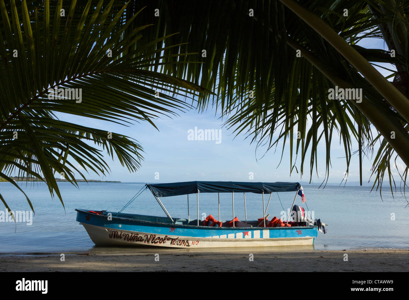 Taxi à l'eau de mer plage sur l'Île de Colon, Bocas del Toro, PANAMA. Banque D'Images
