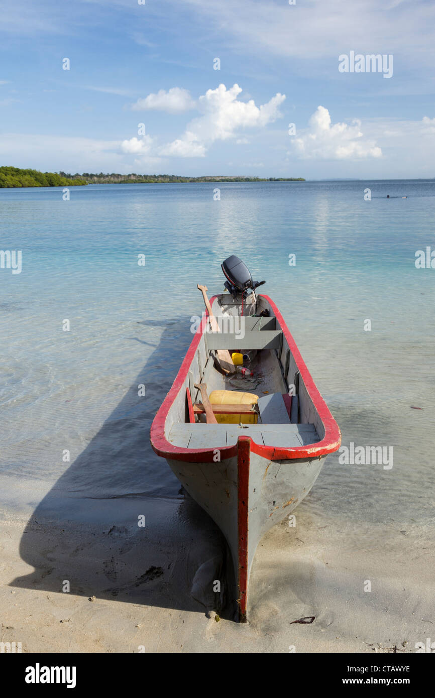 Petit bateau à Ocean Dunes sur l'Île de Colon, Bocas del Toro, PANAMA. Banque D'Images