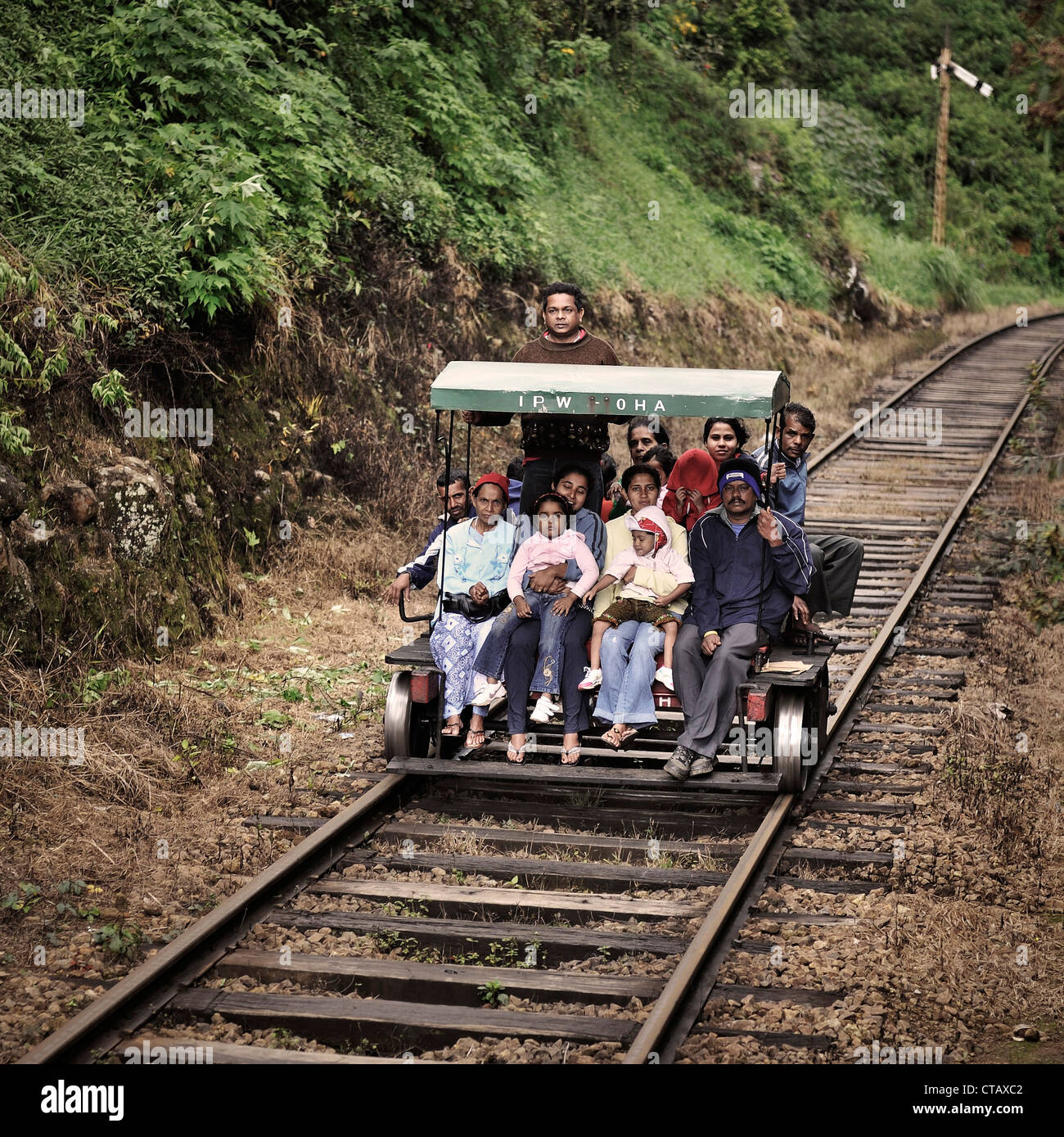 Creative rail travel par les gens, l'auto-assistance, Haputale, Sri Lanka, Hill Country Banque D'Images