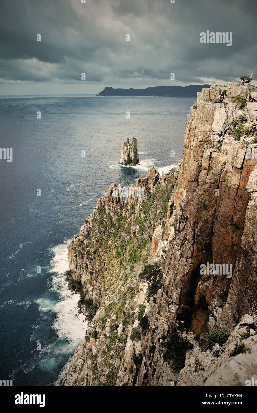 Bordée de falaises escarpées au Cap Français Hauy, péninsule de Tasman, autour de Port Arthur, Tasmanie, Australie Banque D'Images