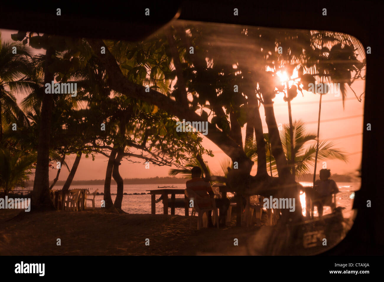 Soleil voilé brille à travers la fenêtre de voiture à Boca del Drago, l'Île de Colon, Bocas del Toro, PANAMA. Banque D'Images