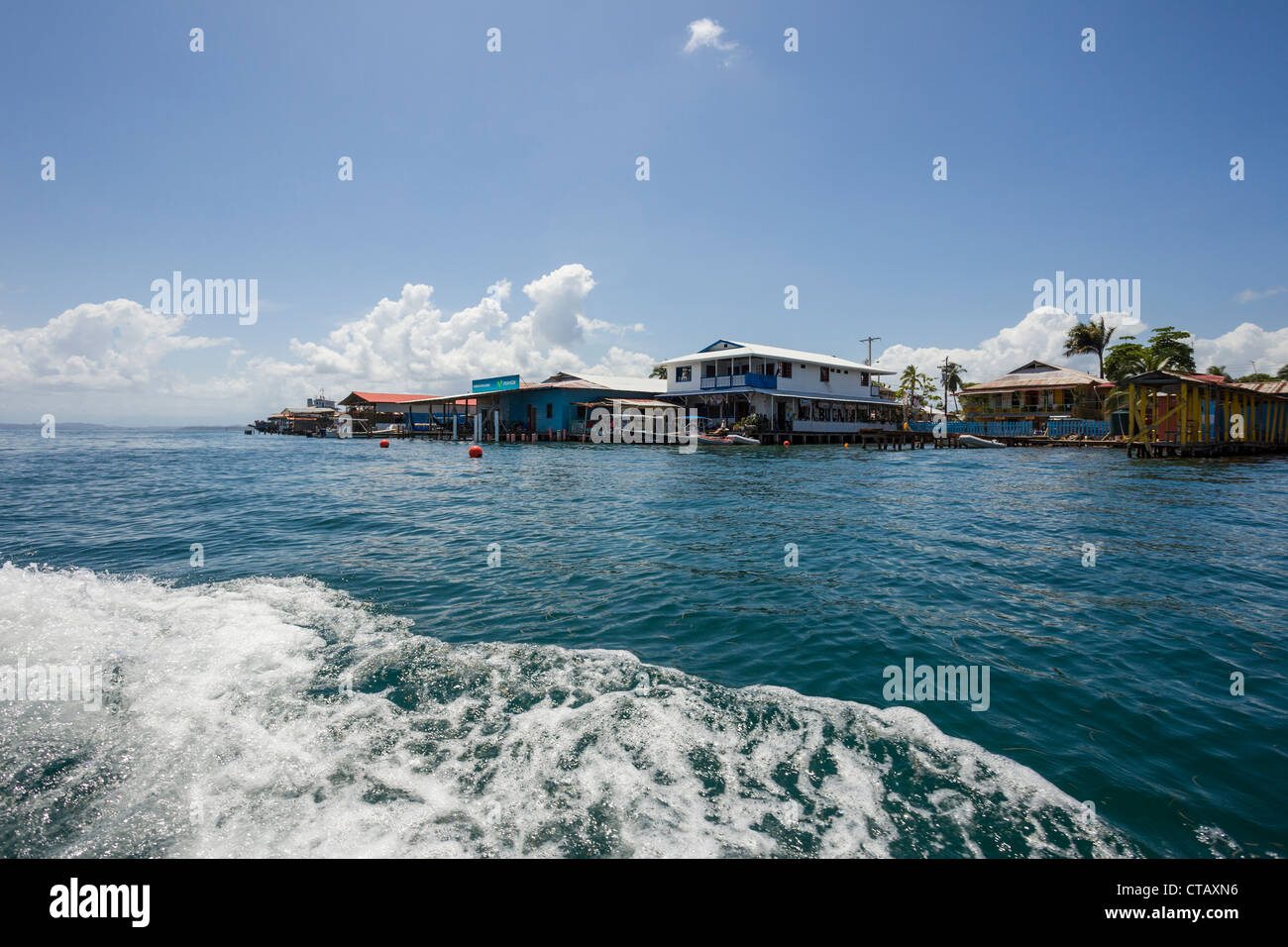 Vue sur l'Île de Colon de water taxi, Bocas del Toro, PANAMA. Banque D'Images