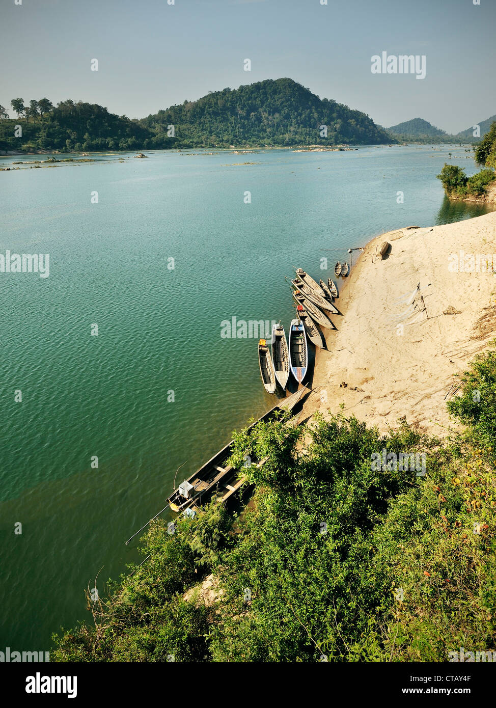 Bateaux à plage de Mékong, Hang Khon, Don Khon, 4000 Îles de Si Phan Don, au Laos Banque D'Images