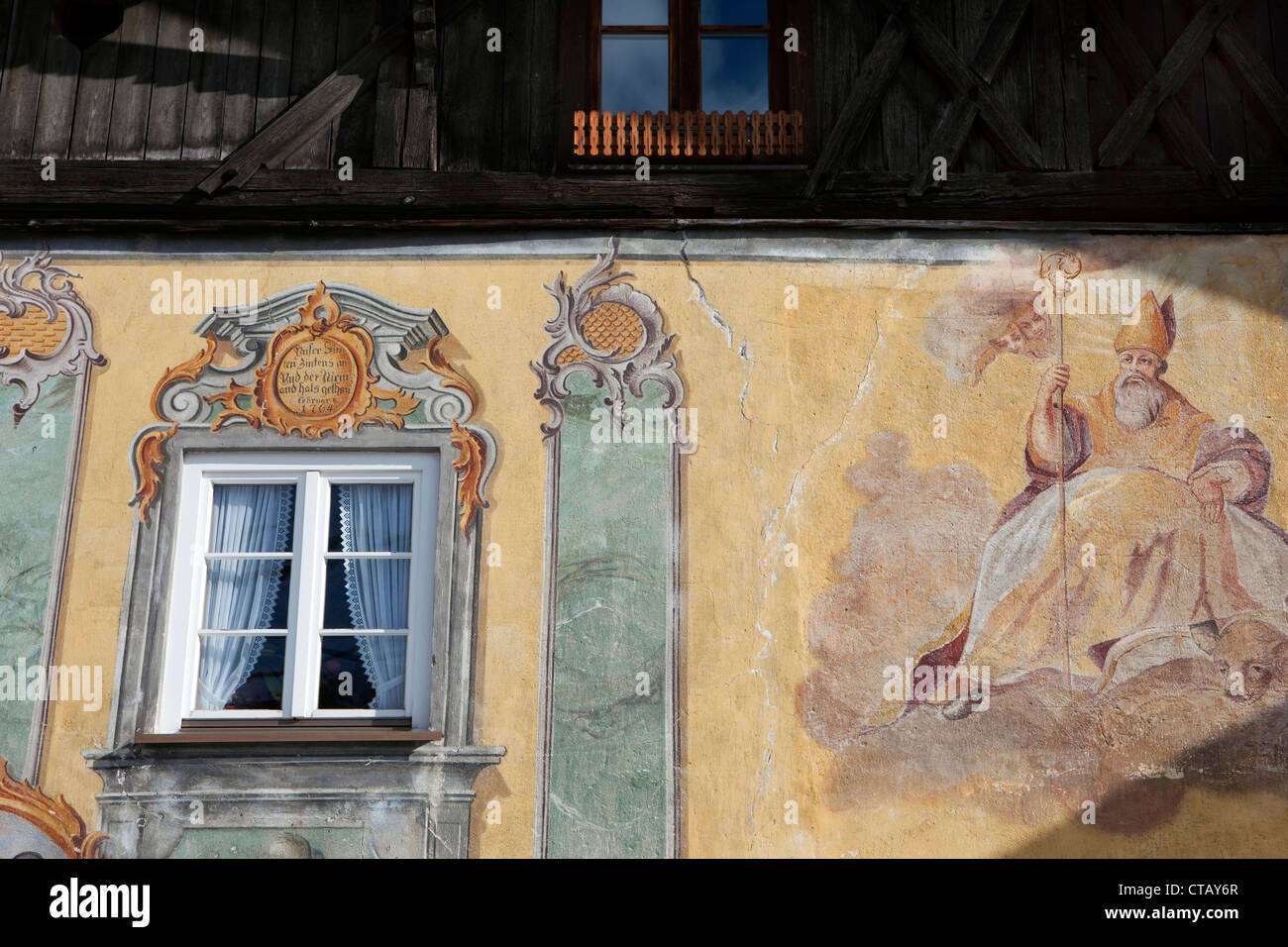 Traditionnellement peints mur extérieur avec l'inscription d'une personne sainte, Mittenwald, Bavière, Allemagne Banque D'Images