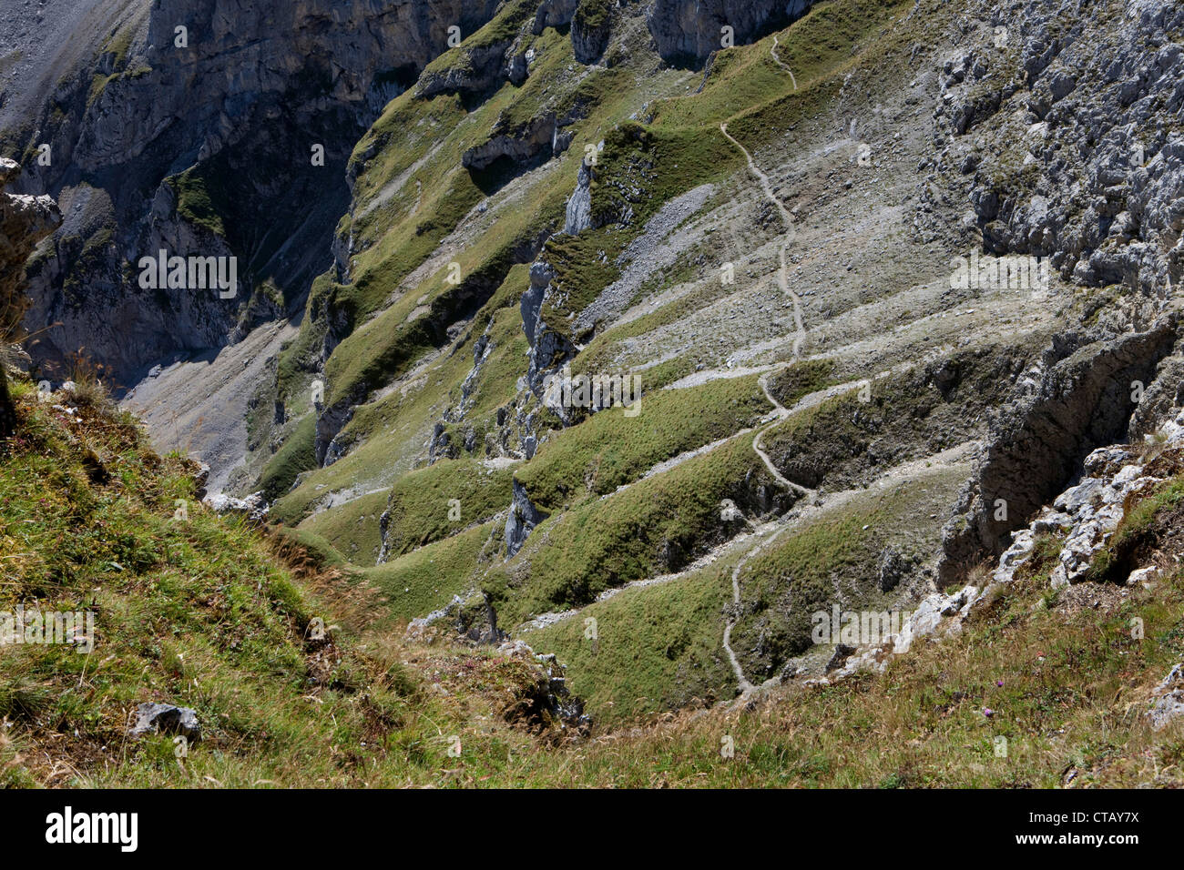 Vue vers le bas sur un chemin entre les rochers, Parc national du Karwendel, Mittenwald, Bavière, Allemagne Banque D'Images
