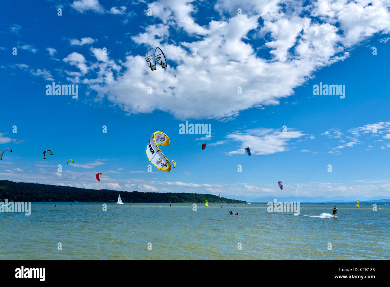 Kitesurfers dans la baie de Herrsching, le lac Ammersee, Haute-Bavière, Allemagne Banque D'Images