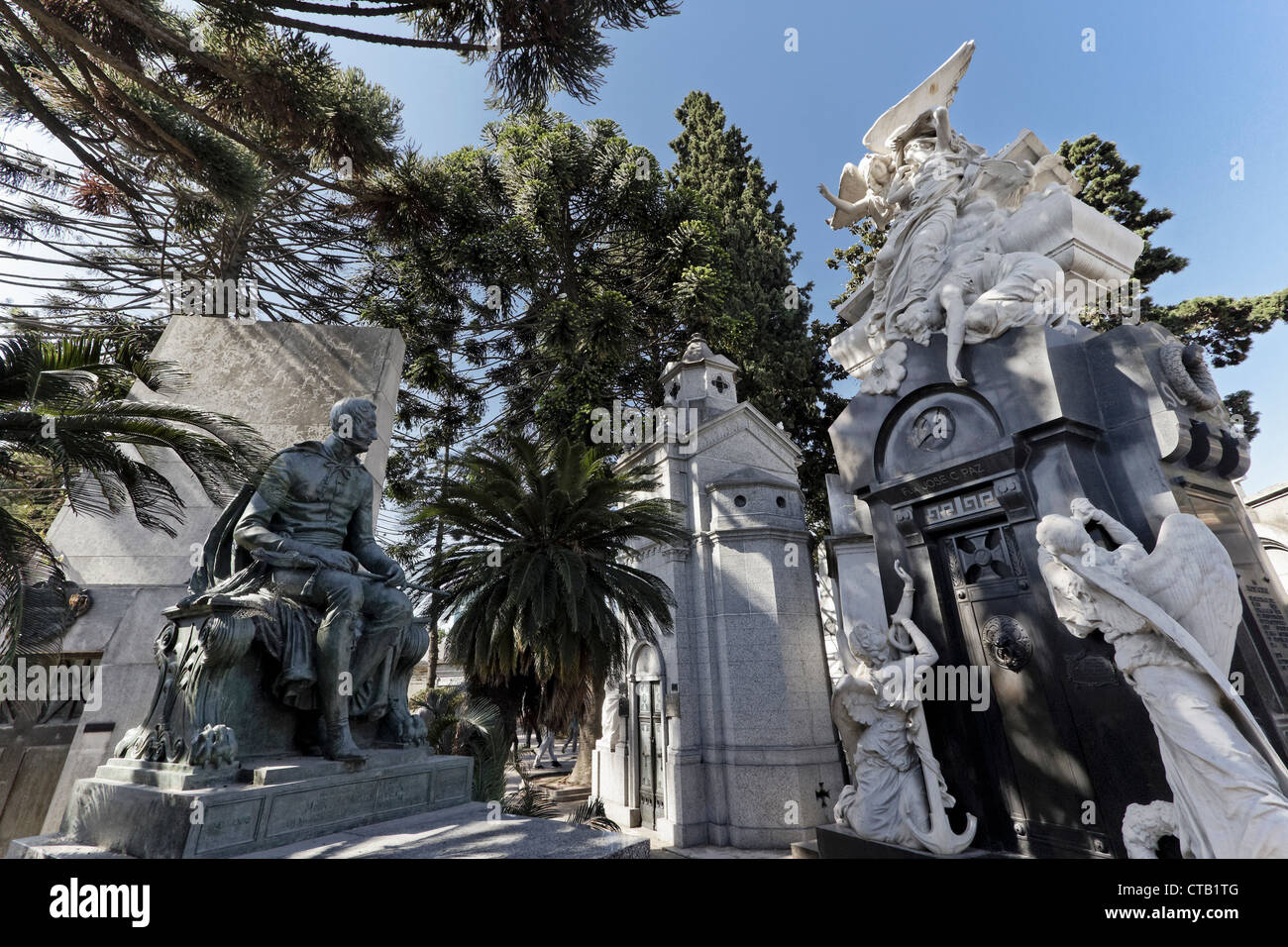 Grace au monuments de la Recoleta Cemetery, Maria Eva Duarte de Peron, Buenos Aires, Argentine Banque D'Images