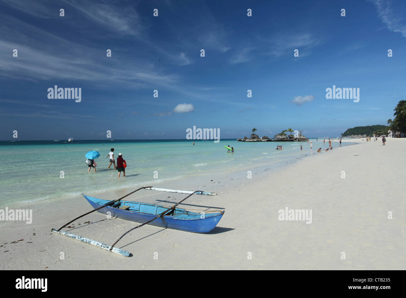 White Beach avec bateau de pêche, Boracay, île de Panay, Visayas, Philippines Banque D'Images