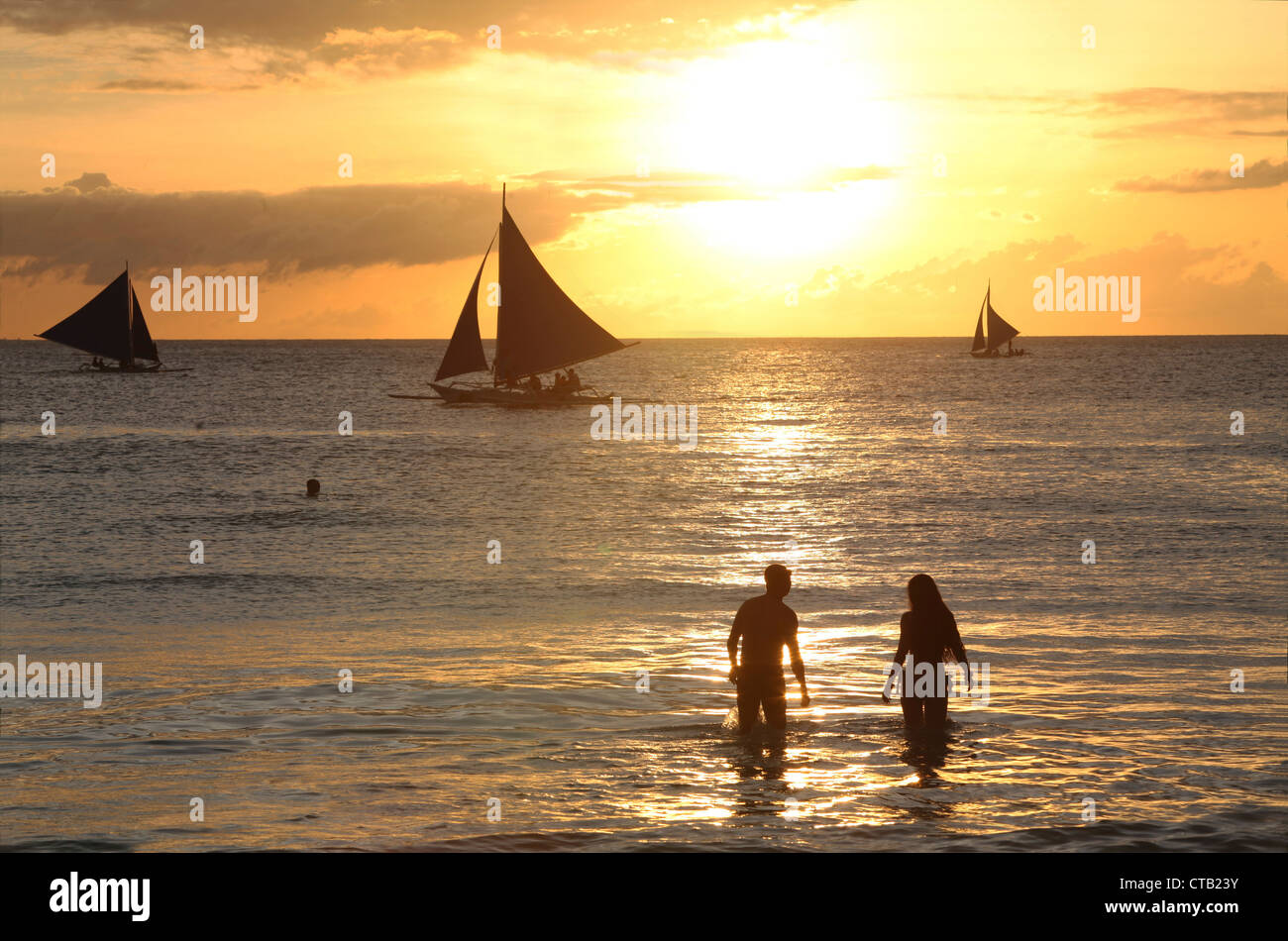 Couple at sunset, Boracay, île de Panay, Visayas, Philippines Banque D'Images