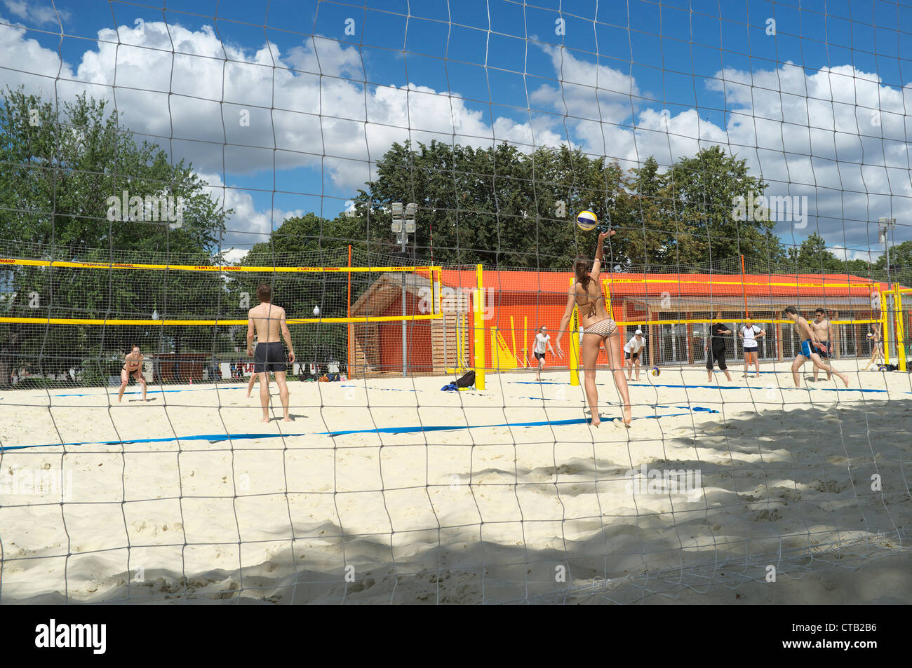 Les jeunes gens jouer le volley-ball. Parc Gorki, Moscou, Russie Banque D'Images