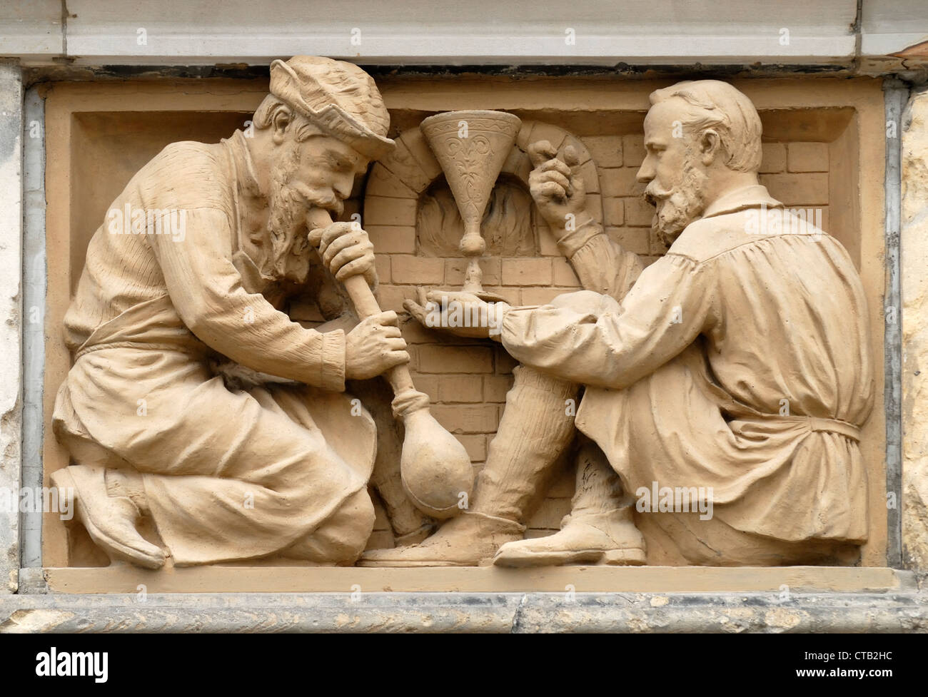 Berlin, Allemagne. Martin-Gropius-Bau (1881) Détail de la façade. Souffleurs Banque D'Images