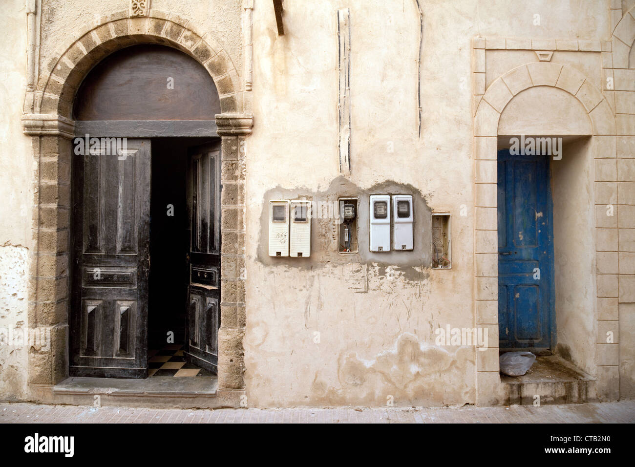 Des portes et des compteurs d'électricité, Essaouira, Maroc, Afrique du Sud Banque D'Images
