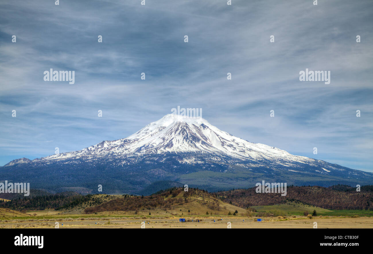 Le mont Shasta, Californie sommet recouvert de neige Banque D'Images