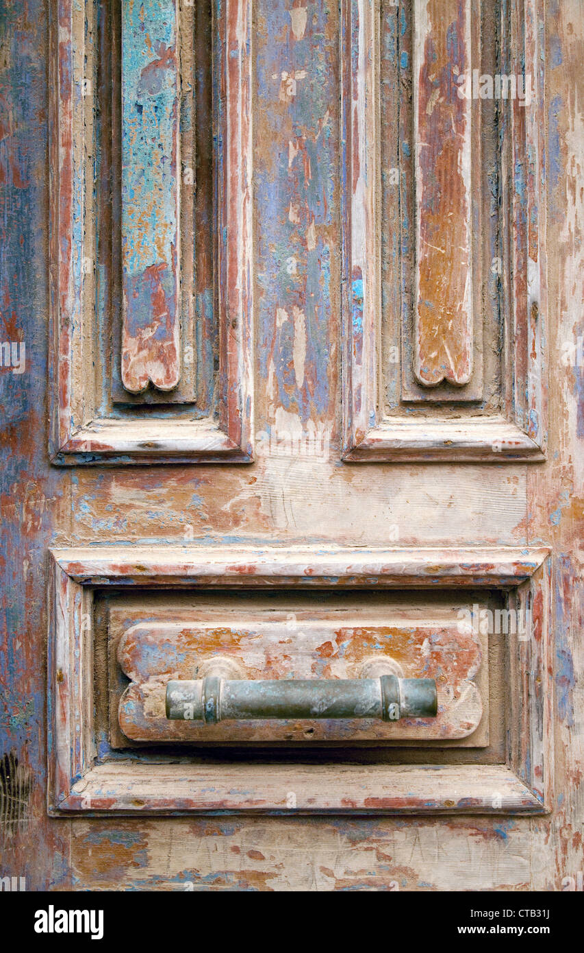 Close up de l'écaillage de la peinture sur une porte en bois traditionnel, l'Afrique Maroc Essaouira Banque D'Images