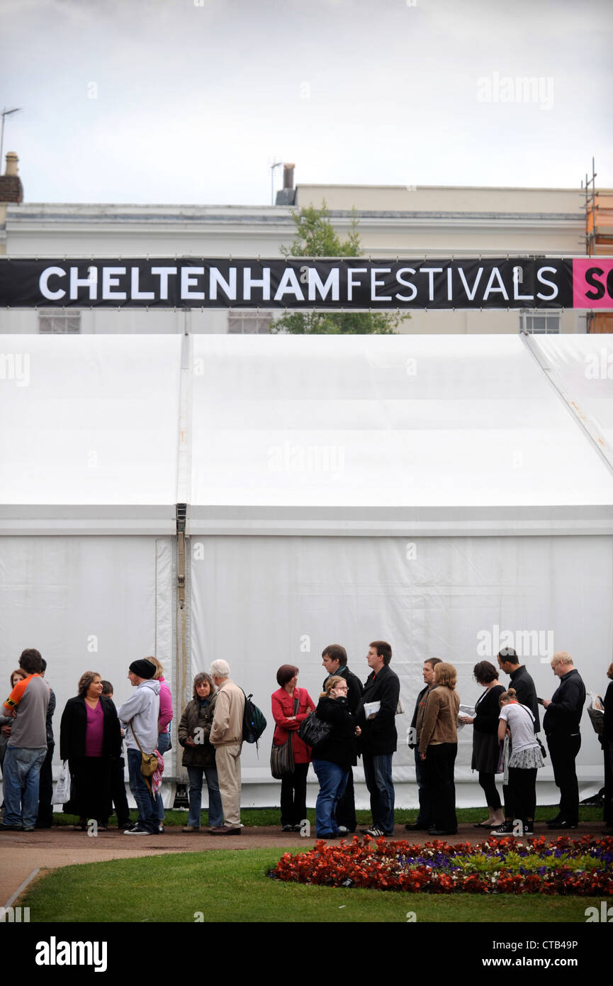 Vue générale d'une file d'attente au cours de l'Assemblée Cheltenham Science Festival UK Banque D'Images