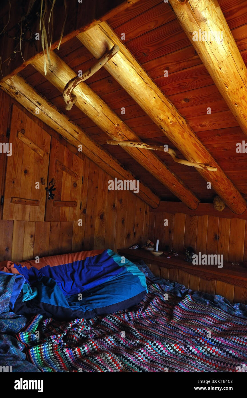 Vue intérieure d'un chalet de montagne : la simple chambre à coucher Banque D'Images