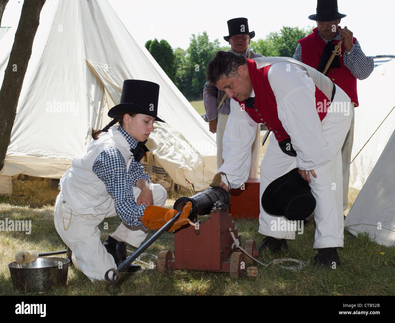 Marin britannique re reconstituteurs revenir sur certaines armes à terre la formation Banque D'Images