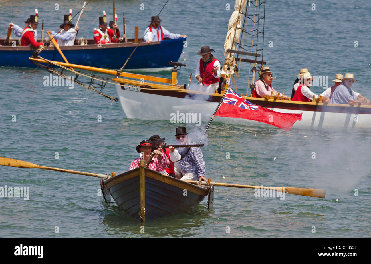 Marin britannique re reconstitutions historiques de continuer à soutenir l'assaut de la plage comme de plus l'infanterie est pris à terre. Banque D'Images