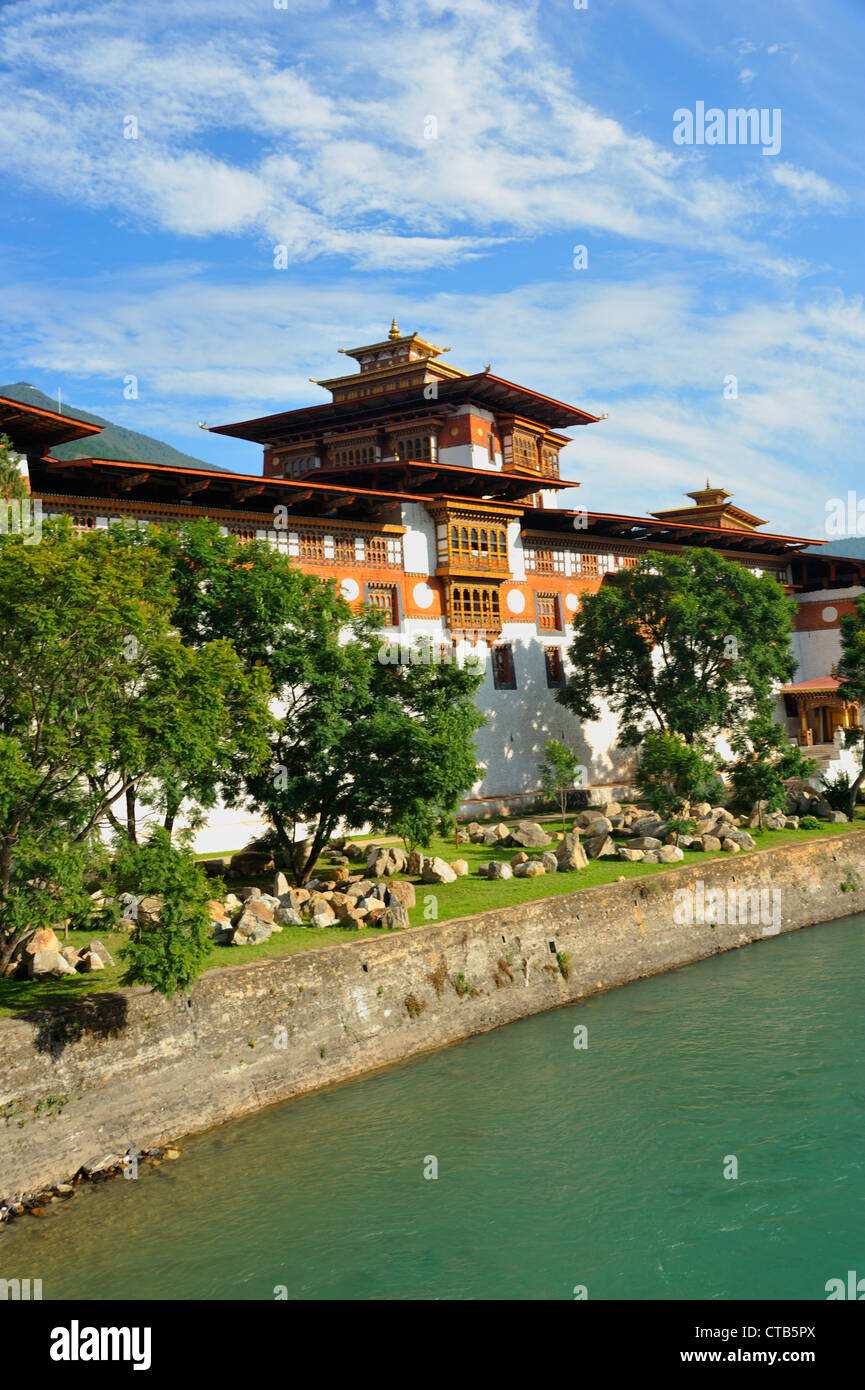 Vue verticale de Punakha Dzong de l'autre côté du fleuve, au Bhoutan. Banque D'Images